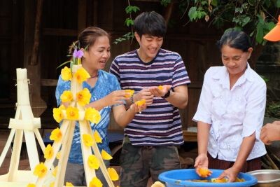 เจได ชวนปั่นจักรยานเที่ยวเลย ทำต้นผึ้ง ถวายพระธาตุศรีสองรัก ในรายการ ลองStay