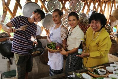 เจได ชวนปั่นจักรยานเที่ยวเลย ทำต้นผึ้ง ถวายพระธาตุศรีสองรัก ในรายการ ลองStay