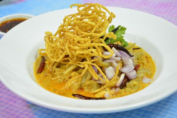   ห้องอาหารเรือนต้น เมนู  " ก๋วยจั๊บน้ำข้น , ข้าวซอยไก่ "