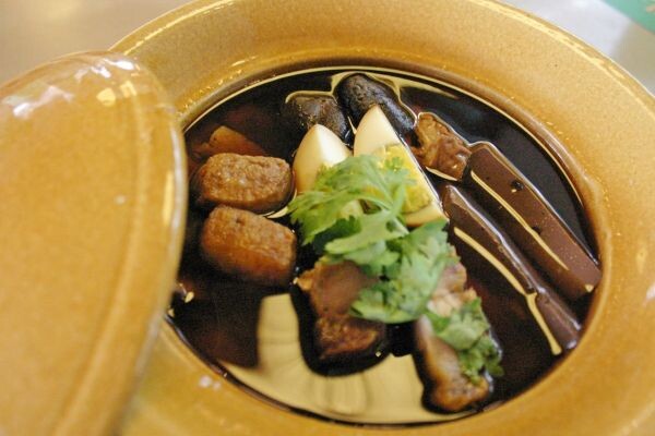   ห้องอาหารเรือนต้น เมนู  " ก๋วยจั๊บน้ำข้น , ข้าวซอยไก่ "