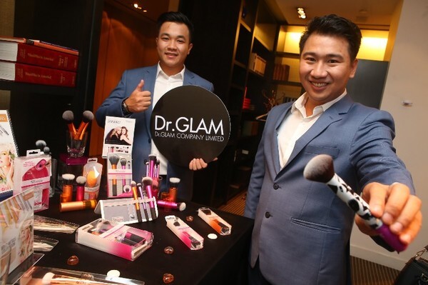 “ดร.แกลม” (Dr.GLAM) ลุยตลาดต่อเนื่องสู่ปีที่ 5 รุก 4 แบรนด์อุปกรณ์แต่งหน้าและเสริมความงามโดนใจสาว ๆ ดันยอดขายปี’ 59 ทะลุ 150 ล้านบาท