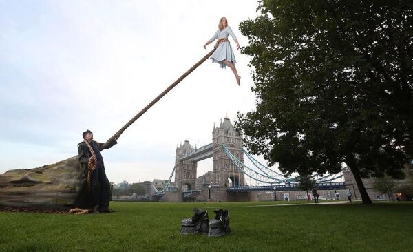 เอลลา เพอร์เนล ควง เอซา บัทเทอร์ฟิล์ด ถ่ายรูปที่ Tower Bridge โปรโมทภาพยนตร์ Miss Peregrine's Home for Peculiar Children