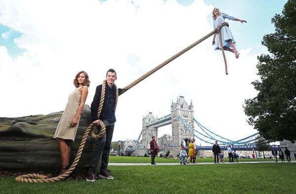 เอลลา เพอร์เนล ควง เอซา บัทเทอร์ฟิล์ด ถ่ายรูปที่ Tower Bridge โปรโมทภาพยนตร์ Miss Peregrine's Home for Peculiar Children