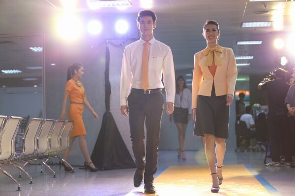 ภาพบรรยากาศการเดินแบบเปิดตัว “เครื่องแบบพนักงานใหม่ : GH Bank Smart Uniform”