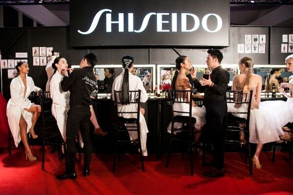 'ชิเซโด้’ (SHISEIDO) ร่วมกับ 'โพเอม’ (POEM) จัดแฟชั่นโชว์อวดโฉมคอลเลกชั่น 'เอ ดีเคด ออฟ แกลมเมอร์’ (A Decade of Glamour) เหล่าเซเลบริตี้แถวหน้าของเมืองไทย ตบเท้าร่วมเดินพรมแดงกันอย่างคับคั่ง