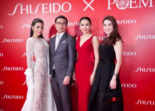 'ชิเซโด้’ (SHISEIDO) ร่วมกับ 'โพเอม’ (POEM) จัดแฟชั่นโชว์อวดโฉมคอลเลกชั่น 'เอ ดีเคด ออฟ แกลมเมอร์’ (A Decade of Glamour) เหล่าเซเลบริตี้แถวหน้าของเมืองไทย ตบเท้าร่วมเดินพรมแดงกันอย่างคับคั่ง