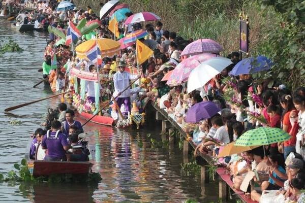 เชิญชวนแต่งกายผ้าไทยหรือชุดไทยรามัญร่วมประเพณีตักบาตรพระร้อยทางเรือวัดสุทธาโภชน์