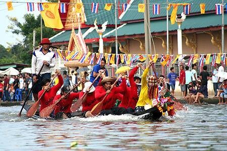 เชิญชวนแต่งกายผ้าไทยหรือชุดไทยรามัญร่วมประเพณีตักบาตรพระร้อยทางเรือวัดสุทธาโภชน์