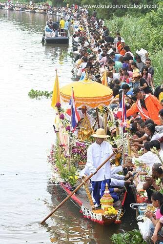 เชิญชวนแต่งกายผ้าไทยหรือชุดไทยรามัญร่วมประเพณีตักบาตรพระร้อยทางเรือวัดสุทธาโภชน์