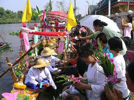 เชิญชวนแต่งกายผ้าไทยหรือชุดไทยรามัญร่วมประเพณีตักบาตรพระร้อยทางเรือวัดสุทธาโภชน์