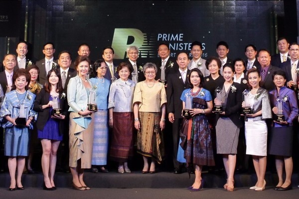 ภาพข่าว: ครบรอบ 25 ปี เชิดชูเกียรติผู้ประกอบธุรกิจส่งออกดีเด่น กระทรวงพาณิชย์ มอบรางวัลผู้ประกอบธุรกิจส่งออกดีเด่น ปี 2559