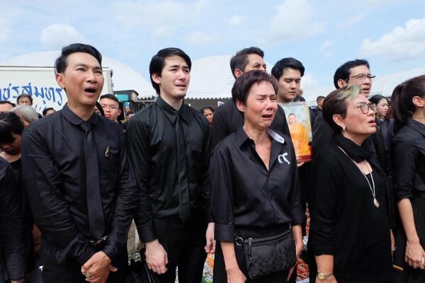 ผู้ประกาศ ผู้จัดละคร และดารานักแสดง ช่อง3 ร่วมร้องเพลง "สรรเสริญพระบารมี" พร้อมวงออร์เคสตรา ช่วงกลางวัน วันที่ 22 ต.ค. 2559