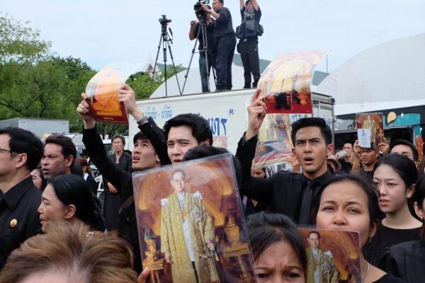 ผู้ประกาศ ผู้จัดละคร และดารานักแสดง ช่อง3 ร่วมร้องเพลง "สรรเสริญพระบารมี" พร้อมวงออร์เคสตรา ช่วงกลางวัน วันที่ 22 ต.ค. 2559