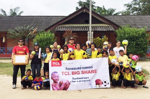 ภาพข่าว: TCL มอบอุปกรณ์กีฬาให้แก่โรงเรียนในถิ่นทุรกันดาร จ. สุราษฎร์ธานี ภายใต้แคมเปญเพื่อสังคม “TCL BIG SHARE”