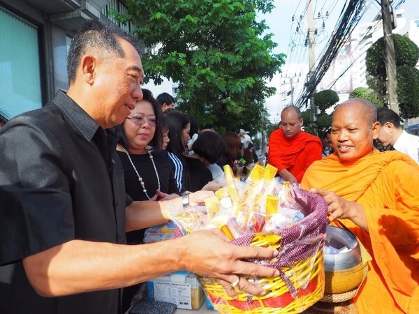 ภาพข่าว: ชาญอิสสระ จัดพิธีทำบุญตักบาตรถวายเป็นพระราชกุศลปัณรสมวาร (15 วัน)