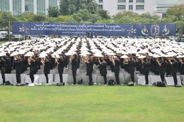 ธรรมศาสตร์ จัดกิจกรรม “ชาวธรรมศาสตร์ขอเป็นข้ารองพระบาททุกชาติไป” พร้อมแปรอักษรภาพครั้งประวัติศาสตร์