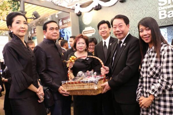 ภาพข่าว: นายกฯ เยี่ยมชมบูธ SME Development Bank งานตลาดคลองผดุงกรุงเกษม โอทอป ภูมิปัญญาไทยก้าวไกลสู่สากล