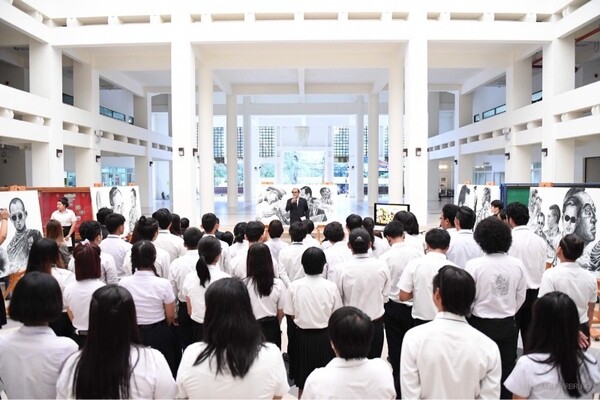 RBRU : มรภ.รำไพฯ รวมใจวาดภาพพระบรมสาทิสลักษณ์ในหลวงรัชกาลที่ 9