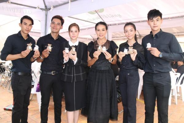 'ขวัญ อุษามณี’ นำทีมนักแสดงช่อง 7 สี เดินหน้าลุยจิตอาสา บรรจุถุงข้าวเปลือก “พอเพียง”