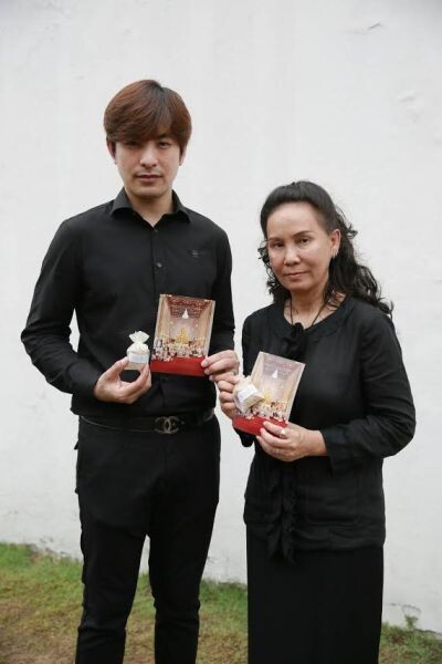 “ฉอด-สายทิพย์” นำทีม ดีเจ เอไทม์ และนักแสดงช่อง GMM25 ถวายสักการะพระบรมศพ