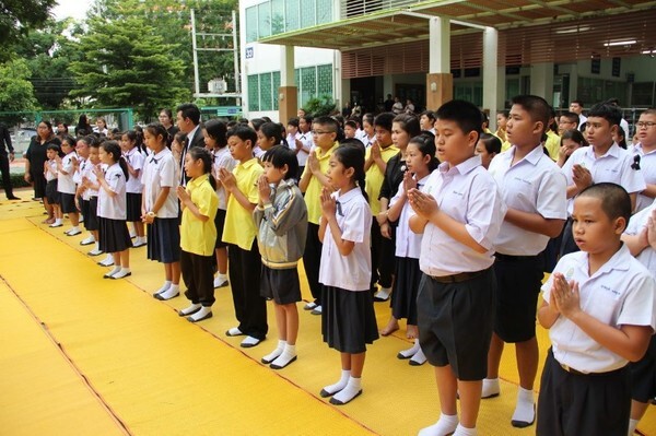 โรงเรียนสาธิตราชภัฏโคราช นำคณะครู และนักเรียน ถวายอาลัย