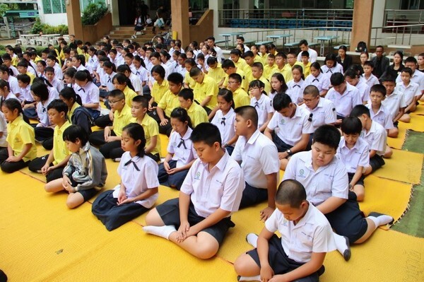 โรงเรียนสาธิตราชภัฏโคราช นำคณะครู และนักเรียน ถวายอาลัย