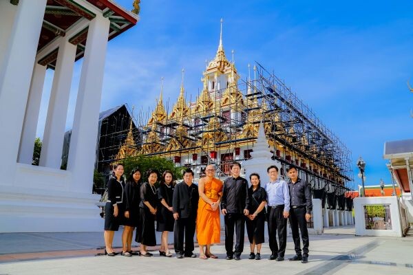 ภาพข่าว: ศาสตราจารย์ นายแพทย์สมศักดิ์ โล่เลขา นายกแพทย์สภา พร้อมคณะเข้าชมวัดราชนัดดาราม