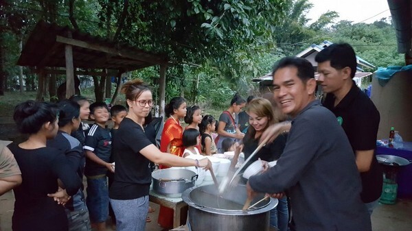 EX.MPA.Batch1 :PTU : SPORT FAMILY & บ.จ.บุญชู ก่อสร้าง จำกัด จิตอาสา ”อาหารกลางวัน แบ่งปันให้น้อง” โรงเรียน บ้านน้ำพุ จ.กาญจนบุรี