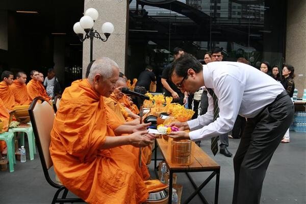 ภาพข่าว: บมจ.ไทยศรีประกันภัย ร่วมทำบุญตักบาตรข้าวสารอาหารแห้งเพื่อถวายเป็นพระราชกุศล