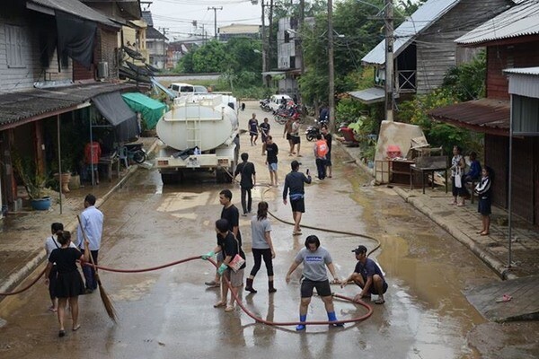 กลุ่มจิตอาสาท่าเรือประจวบ ร่วมฟื้นฟูบางสะพานหลังน้ำลด