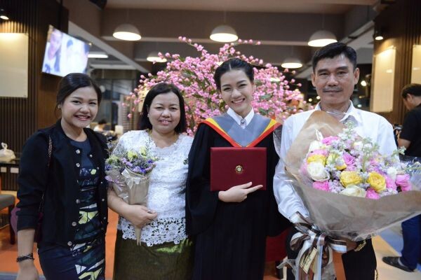 นักแสดงสาว “อิ๋ว พชรณมน” รับปริญญา!!! ดีใจเรียนจบทำให้ครอบครัวได้ภูมิใจ