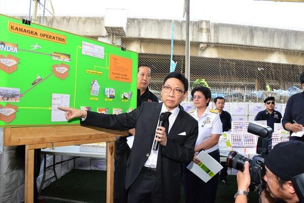 กรมศุลกากรแถลงข่าวจับกุมสินค้าต้องกำกัดประเภทยาไวอากร้า และบุหรี่ต่างประเทศ ลักลอบ-หลีกเลี่ยงศุลกากร รวมมูลค่าของกลางกว่า 130 ล้านบาท