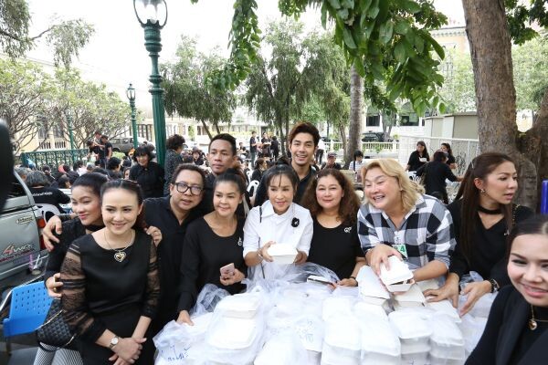 ภาพข่าว: อ้วน รีเทิร์น จับมือ เจน ไอเลิฟเพลย์ และดาราใจบุญ ร่วมแจกข้าวจิตอาสาที่ทำเนียบฯ