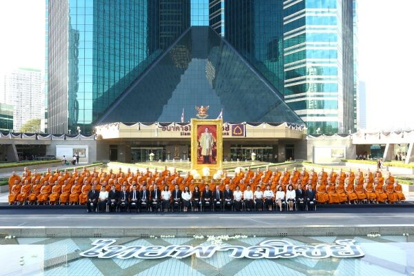 ไทยพาณิชย์จัดพิธีทำบุญตักบาตรพระสงฆ์ถวายเป็นพระราชกุศลแด่พระบาทสมเด็จพระปรมินทรมหาภูมิพลอดุลยเดช เนื่องในพิธีบำเพ็ญกุศลสตมวาร (100 วัน)