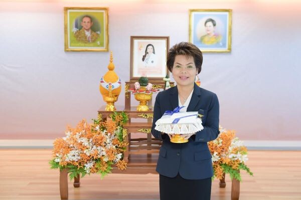 ภาพข่าว: ฟ้าหญิงจุฬาภรณ์ฯ พระราชทาน ส.ค.ส. ปี 2560 แด่ไปรษณีย์ไทย