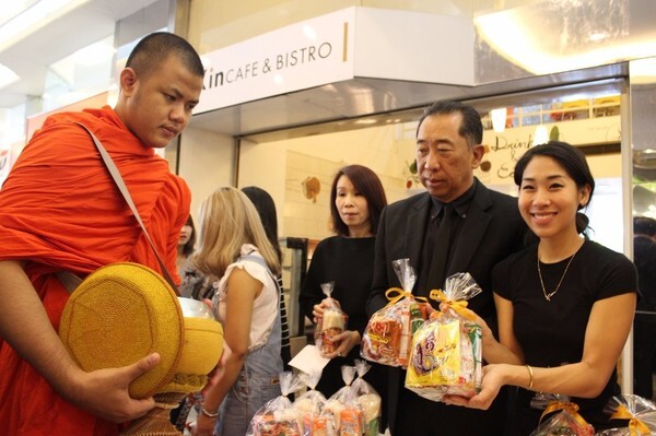 ภาพข่าว: ชาญอิสสระ จัดพิธีทำบุญตักบาตรถวายเป็นพระราชกุศลสตมวาร (100 วัน)