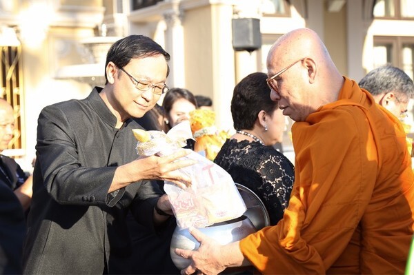 ภาพข่าว: รมว.กระทรวงดิจิทัลฯ ร่วมทำบุญตักบาตรพระสงฆ์ในพระราชพิธีทรงบำเพ็ญพระราชกุศลสตมวาร 100 วัน