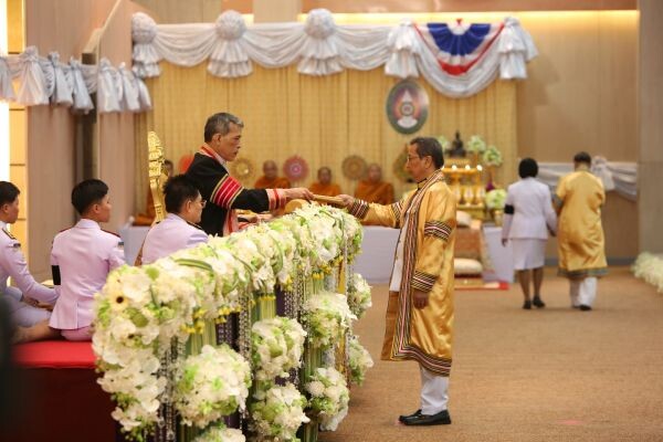 ภาพข่าว: ผู้บริหารเครือเบทาโกรรับพระราชทานปริญญาบริหารธุรกิจดุษฎีบัณฑิตฯ