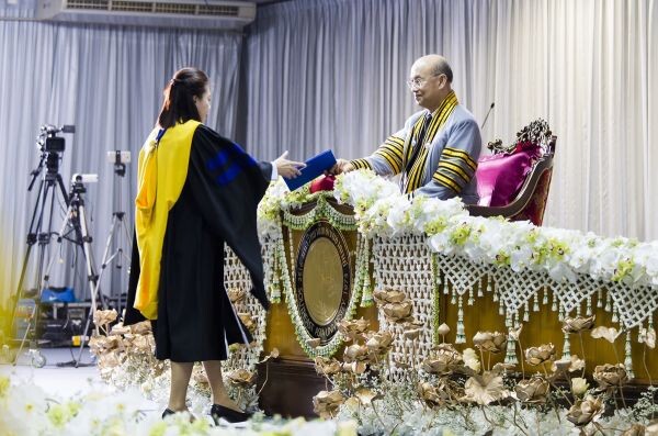 จัดแสดงภาพผลงานพระบรมสาทิสลักษณ์ของพระบาทสมเด็จพระปรมินทรมหาภูมิพลอดุลยเดช ในงานพิธีประสาทปริญญาบัตรม.เอเชียอาคเนย์