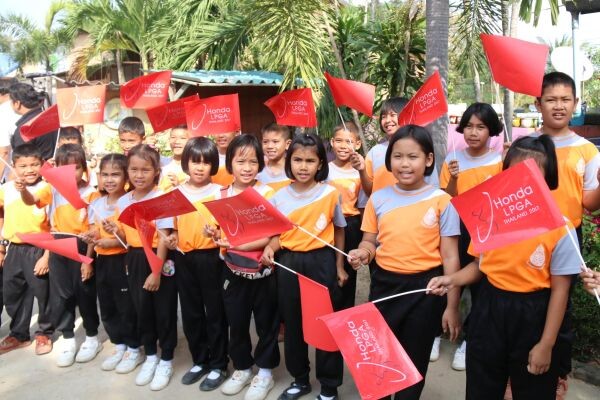 ช่อง 7 สี จับมือ ฮอนด้า นำทีม 5 สาวนักกอล์ฟ ร่วมสานฝันน้องๆ รร.บ้านมาบประชัน จ.ชลบุรี มอบจักรยานยืมเรียน สนับสนุนโดย การแข่งขัน Honda LPGA Thailand 2017