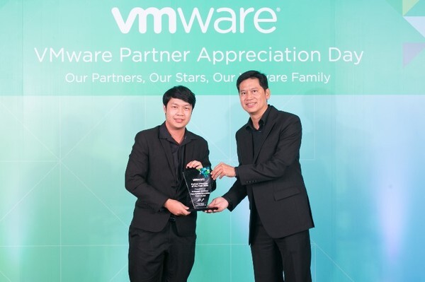 เมโทรซิสเต็มส์ฯ รับมอบ 2 รางวัล “VMware - Strategic Win of the Year 2016” และ “VMware Partner Presale of the Year 2016”