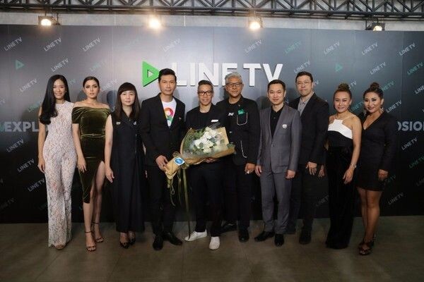 ภาพข่าว: คุณโด่ง-องอาจ นำทีม ช่อง 8 และ อาร์สยาม มอบช่อดอกไม้แสดงความยินดี LINE TV