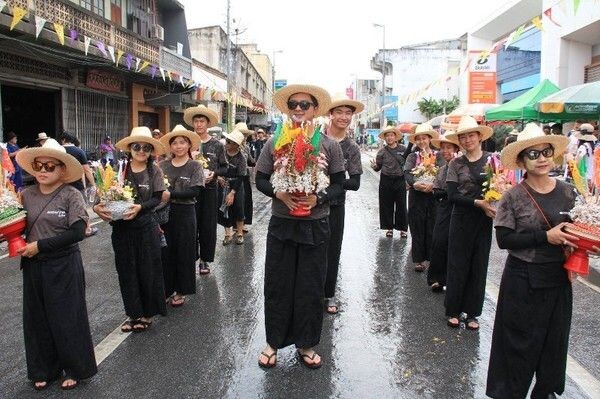 ภาพข่าว: ร่วมพิธีรดน้ำดำหัวพ่อเมืองเชียงใหม่