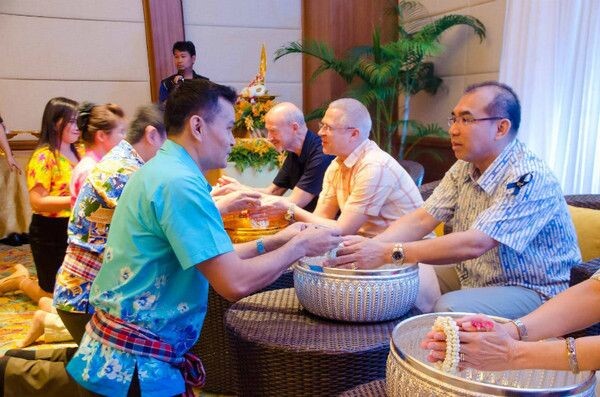 ภาพข่าว: พิธีรดน้ำดำหัว สืบสานประเพณีสงกรานต์ ต้อนรับปีใหม่ไทย โรงแรมเซ็นทาราแกรนด์มิราจบีชรีสอร์ท พัทยา