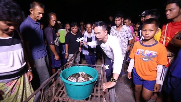 ทีวีไกด์: รายการ “อึ้ง ทึ่ง เสียว” “สมจิตร จงจอหอ” บุก “บุรีรัมย์” พาไปดู “ประเพณีตีผึ้ง 100 รัง”