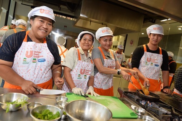 ยูนิลีเวอร์ ฟู้ด โซลูชั่นส์ เปิดครัวสอนสูตรลับการบริหารงานร้านอาหารให้ผู้ประกอบการ หวังผลักดันให้ต่อยอดพัฒนาคุณภาพร้านอาหารทั่วประเทศ