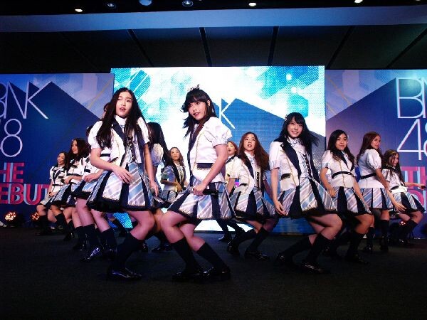 BNK48 Office เปิดตัวไอดอลกรุ๊ป BNK48 กลุ่มไอดอลน้องสาวจาก AKB48จากประเทศญี่ปุ่น ตั้งเป้าเป็นไอดอลกรุ๊ปอันดับ 1 ในประเทศไทย จับกลุ่มเป้าหมาย สปอนเซอร์และแบรนด์สินค้าจากประเทศญี่ปุ่น..ด้วยกลยุทธ์..“ไลฟ์”