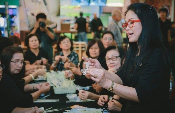 ดอกไม้จันทน์ รวมดวงใจ ถวายอาลัยแด่พ่อหลวง