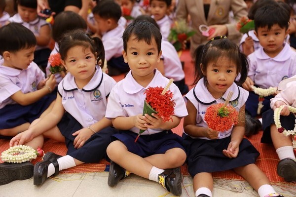 โรงเรียนสาธิต ราชภัฏโคราช นำนักเรียนน้อมวันทา บูชาคุณครู จัดพิธีไหว้ครู ประจำปี 2560