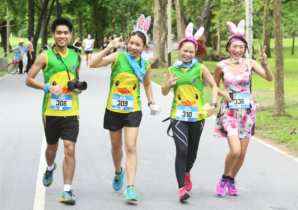 เหล่าแฟชั่นไอคอน รวมตัววิ่งการกุศล ใน  'FM ONE  Holistic  Health Share : Fashion Run’